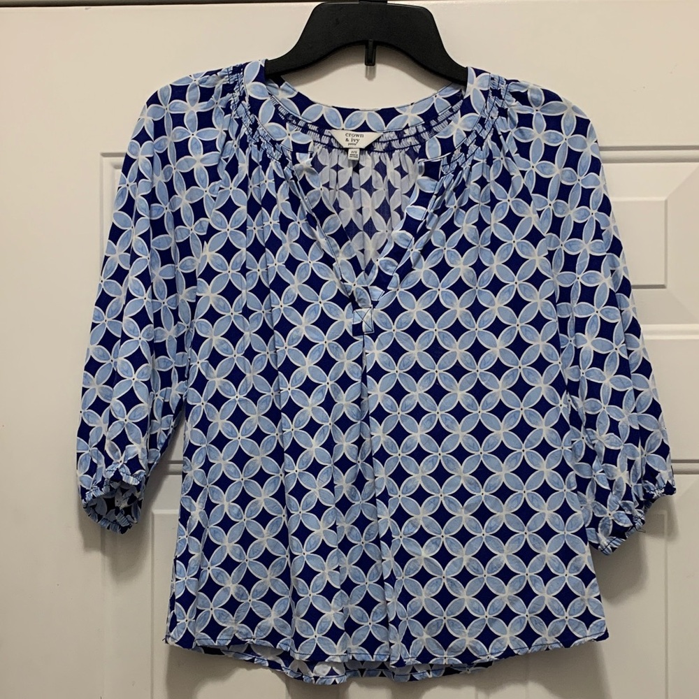 3/$15 Crown & Ivy Blue and White Geometric Blouse Size Small Petite